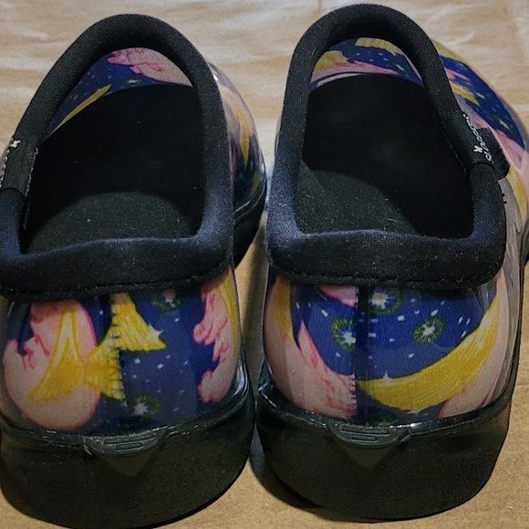 Sloggers Blue Garden Clogs with Flying Pigs - Picture 4 of 5